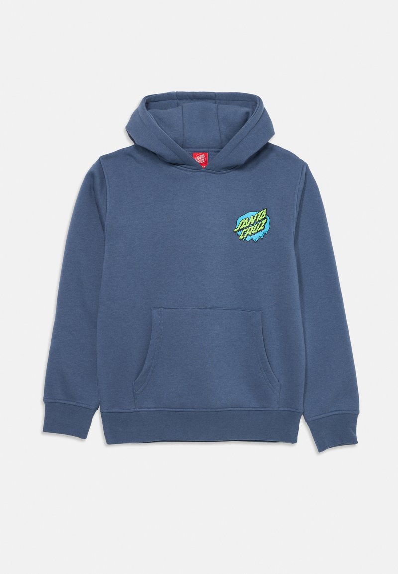 Plava majica s kapuljačom izrađena od mekog materijala, s prednjim džepom i velikim grafičkim logom u zelenoj i plavoj boji na prsima.