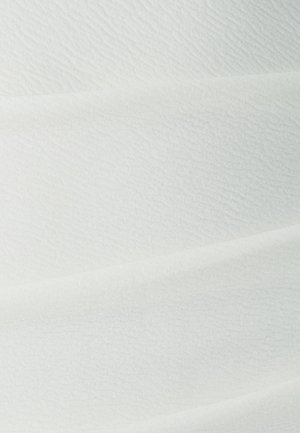 Tessuto bianco texturizzato con un morbido motivo ondulato, caratterizzato da sottili variazioni di tonalità e una caduta liscia e fluida.