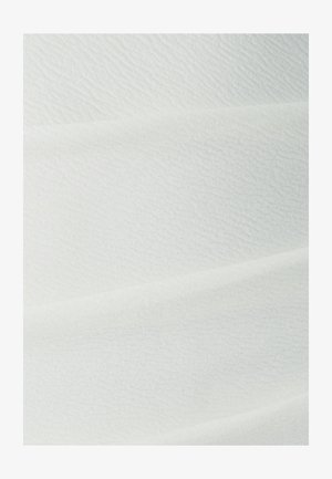 Tekstura belih tkanin z mehko, valovito vzorcem, ki vsebuje subtilne nianse in gladek, tekoč drap.