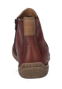 Braune Leder-Ankle-Boots mit glatter Oberfläche, kontrastierenden hellbraunen Akzenten und einer strukturierten Sohle. Verfügt über einen seitlichen Reißverschluss zum Verschließen.