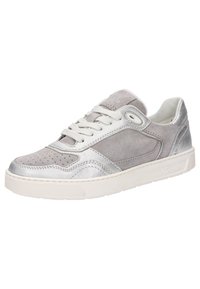 Hellgrauer Sneaker aus einer Mischung aus Wildleder und metallischem Leder, mit abgerundetem Zeh, gepolstertem Kragen und strukturierter Gummisohle mit dezenten Perforationen.