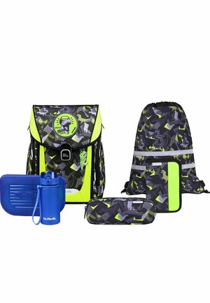 Set escolar con mochila negra y verde neón con estampado de dinosaurios, bolsa con cordón, estuche para lápices, botella de agua azul y fiambrera azul.
