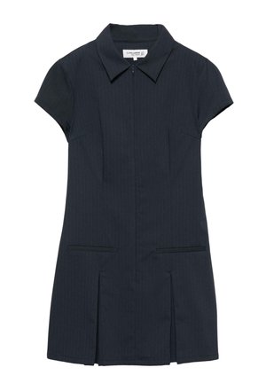 Krajša obleka temno modre barve z ovratnikom, zadrgo spredaj, subtilnimi tankimi črtami, dvema sprednjima žepoma in sprednjimi naborki na spodnjem robu.