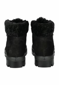 Botas negras hasta el tobillo con un suave collar forrado de piel y suelas de goma resistentes. Material de ante con un acabado texturizado y hardware mínimo.