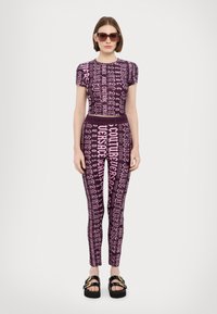 Versace Jeans Couture TAPE - Tamprės – kelnės - plum/polignac