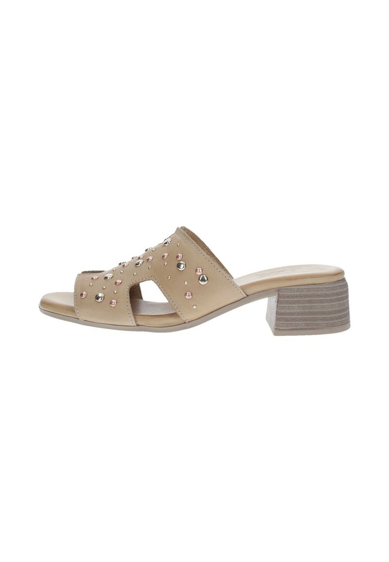 Sandali aperti beige con applicazioni decorative, tacco in blocco texturato e design con ritagli per la traspirabilità.
