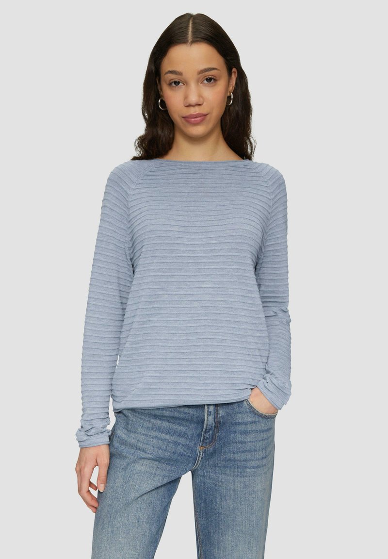 Helles blaues Langarmoberteil mit horizontaler Rippstruktur, runden Ausschnitt und lässiger Passform, kombiniert mit hellblauen Jeans.