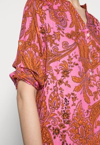 Emily van den Bergh Vapaa-ajan mekko - pink