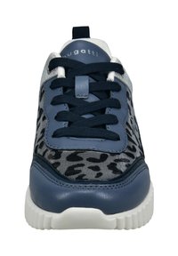 Marineblaue Sneaker aus Mesh- und Leder-Material, mit einem gemusterten Seitenteil, runder Zehenpartie, weißer Sohle und kontrastierenden Schnürsenkeln.