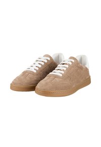 Baskets en daim marron clair avec des lacets blancs, bout rond et semelle en caoutchouc gomme. Présente des détails perforés et un dessus texturé.