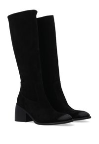 Hoge zwarte suède laarzen met een blokhak, voorzien van een gladde glanzende neus en elastische zijpanelen voor gemakkelijk aan- en uittrekken.