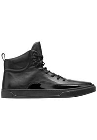 Mustad mustade ülemistega sneakersid, mis on valmistatud siledast nahast, sisaldavad läikivat patendinahast aktsenti, ümmargust varbaosa, lipsuga esiotsa ja tekstureeritud kummist tallat.