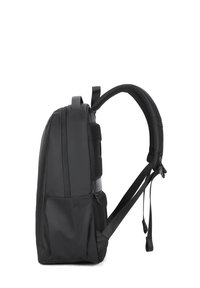 Sac à dos noir avec un extérieur lisse et résistant à l'eau, panneau arrière rembourré, bretelles ajustables et compartiments à fermeture éclair.