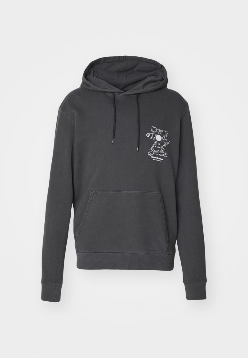 Mørkegrå hættetrøje med en frontlomme, der har hvid tekst "Don't Worry And Smile" trykt på venstre brystområde. Materialet er en bomuldsblanding.