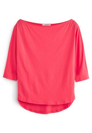 Helles Korallenrosa Boot-Ausschnitt Shirt mit dreiviertel Ärmeln und abgerundetem Saum, flach auf weißem Hintergrund präsentiert.