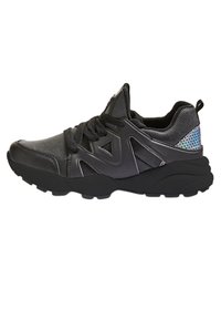 Scarpe da ginnastica nere con tomaia in rete e suola in gomma, caratterizzate da accenti lucidi e un motivo geometrico sul tallone per un tocco di texture in più.
