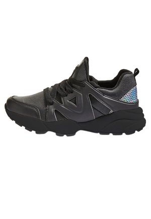 Scarpe da ginnastica nere con tomaia in rete e suola in gomma, caratterizzate da accenti lucidi e un motivo geometrico sul tallone per un tocco di texture in più.