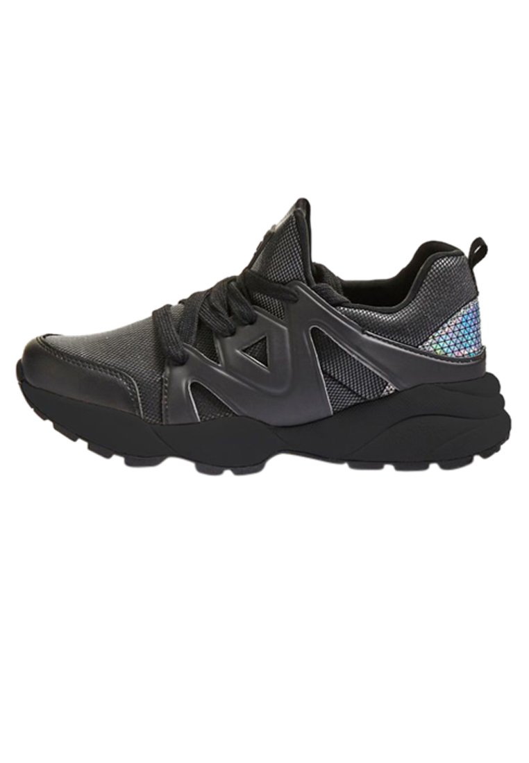 Scarpe da ginnastica nere con tomaia in rete e suola in gomma, caratterizzate da accenti lucidi e un motivo geometrico sul tallone per un tocco di texture in più.