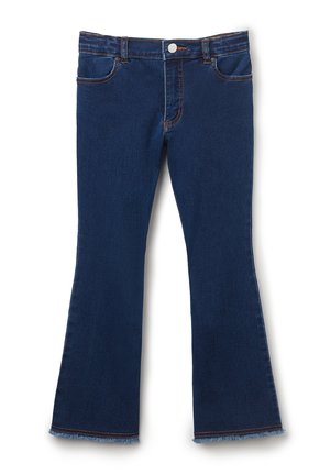 Jean en denim bleu foncé avec une légère patte d'éléphant, bouton sur le devant et poches, avec des ourlets effilochés en bas des jambes.