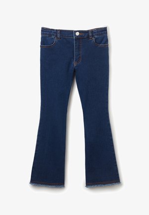 Jean en denim bleu foncé avec une légère patte d'éléphant, bouton sur le devant et poches, avec des ourlets effilochés en bas des jambes.