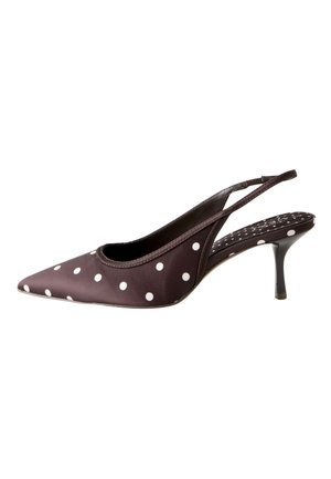 Barna slingback magassarkú cipő fehér pöttyökkel és hegyes orral, fehér háttér előtt bemutatva.