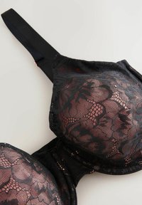 Zwarte kant beha met voorgesterkte cups, bloemenpatroon, verstelbare bandjes en subtiele roze accenten. Stevige textuur met intricate details.