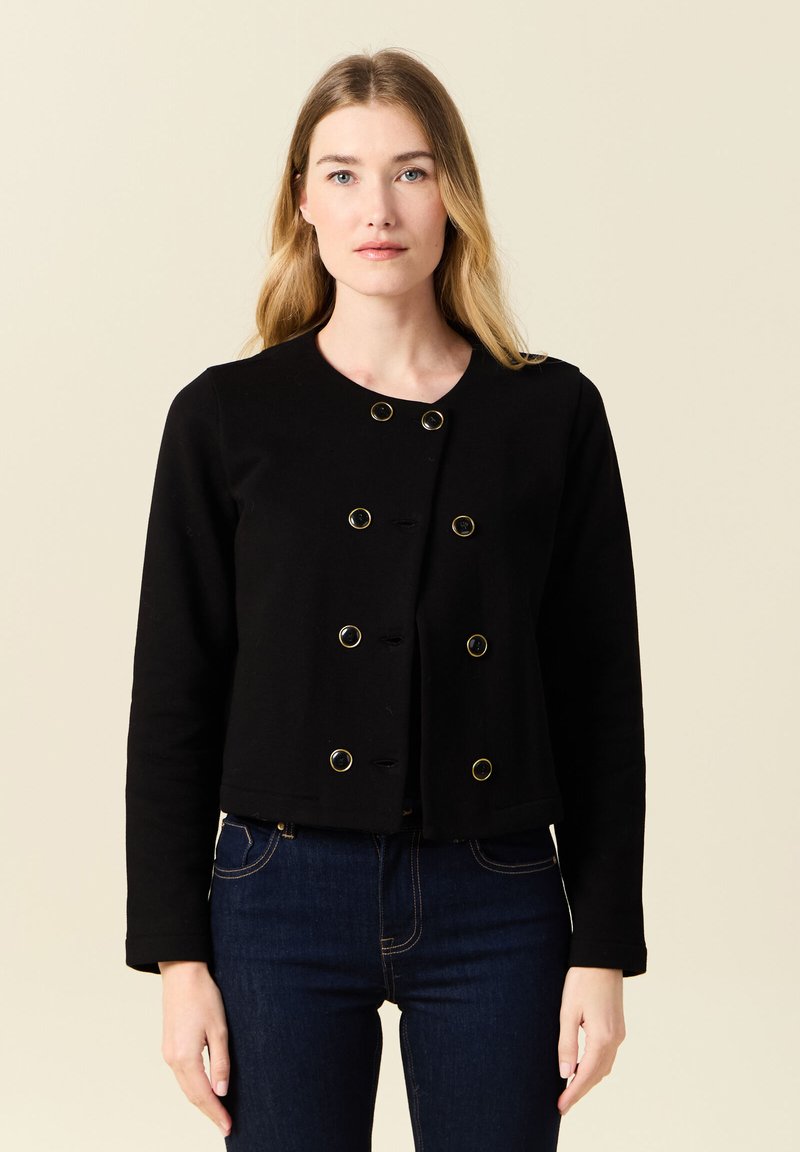 Zwart cropped jack met een ronde halslijn en lange mouwen, voorzien van goudkleurige knopen en een gestructureerde stof. Draag het over donkere jeans.