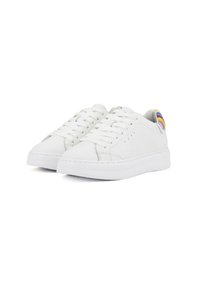 Sneakers bianche con lacci, con una tomaia in pelle liscia, una linguetta imbottita e un accento striato colorato sul tallone. Design minimalista.
