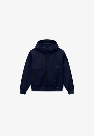 Temno modra jakna s kapuco z zadrgo spredaj in dvema žepoma z zadrgo na straneh, rebrastimi manšetami in značko na levem rokavu.