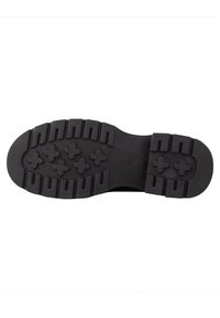 Semelle de bottes en caoutchouc noir avec des crampons profonds, présentant des motifs rectangulaires et en forme de croix pour l'adhérence.