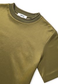 Olijfgroene T-shirt met een ronde halslijn en korte mouwen. Glad stoffen textuur met een lichte glans. Het etiket zegt "IPEKYOL."