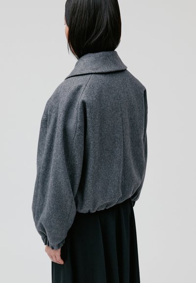 Graue, übergroße Wollmischungjacke mit weit gefaltetem Kragen und gepufften Ärmeln, ausgestattet mit elastischen Bündchen und einer lässigen Silhouette.