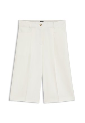Pantaloncini bianchi su misura, lunghi fino al ginocchio, con passanti per cintura, bottone frontale e pieghe centrali.