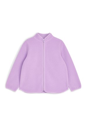 Veste en polaire couleur lilas avec manches longues, col montant et fermeture zippée devant sur fond blanc.