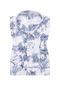 Witte button-up shirt met een blauw tropisch printontwerp met palmbomen, hutten en waterscènes; gemaakt van lichtgewicht stof.