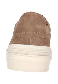 Braune Wildleder-Sneaker mit einer strukturierten, cremefarbenen Gummisohle und gesteppten Details. Abgerundete Rückseite mit minimalistischem Design und ohne sichtbare Hardware.