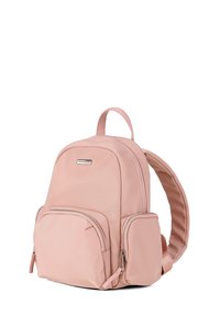 Zaino rosa realizzato in tessuto liscio, con forma arrotondata, scomparto principale a doppia cerniera e due tasche frontali con cerniera.