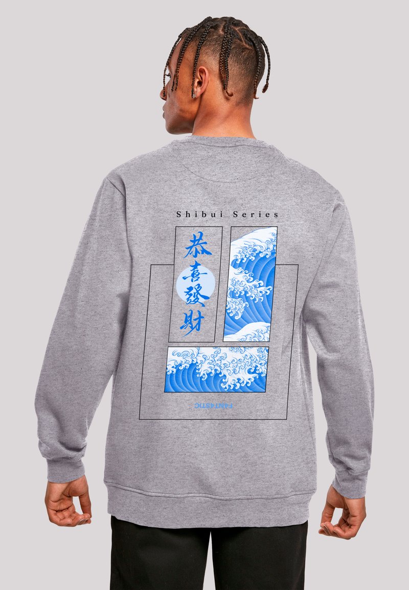 Grauer Sweatshirt mit einem blauen Wellen-Motiv auf der Rückseite, mit japanischen Zeichen und dem Text "Shibui Series" über dem Artwork.
