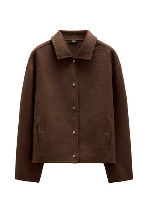 Brązowa wełniana kurtka z kołnierzowym dekoltem, zatrzaskami, bocznymi kieszeniami i pudełkowym krojem. Miękka tekstura, minimalistyczny design i brak wzorów.