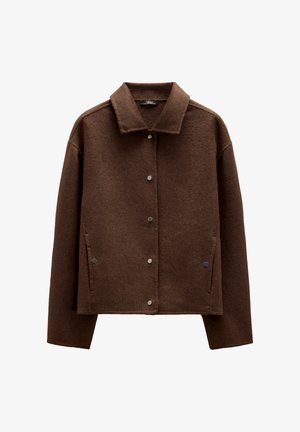 Brązowa wełniana kurtka z kołnierzowym dekoltem, zatrzaskami, bocznymi kieszeniami i pudełkowym krojem. Miękka tekstura, minimalistyczny design i brak wzorów.