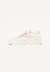 Hvite sneakers med rosa detaljer, laget av semsket skinn og lær, perforert design, tykk plattformsåle og snøring foran.