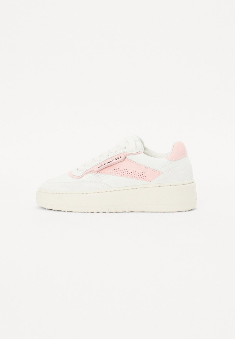 Hvite sneakers med rosa detaljer, laget av semsket skinn og lær, perforert design, tykk plattformsåle og snøring foran.