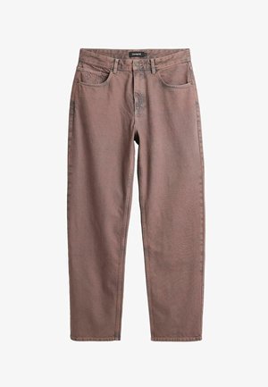 Blugi maro din denim cu croială dreaptă, cu bucle pentru curea, buzunare frontale, închidere cu nasturi și cusături vizibile, așezați pe o suprafață albă.