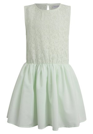 Robe sans manches vert pâle avec corsage en dentelle florale et jupe en chiffon froncée, dotée d'une fermeture par bouton à œillet dans le dos.