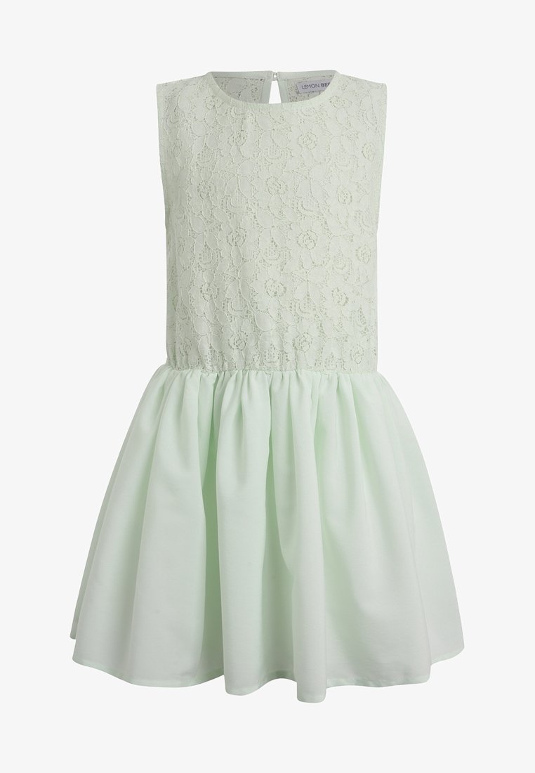 Robe sans manches vert pâle avec corsage en dentelle florale et jupe en chiffon froncée, dotée d'une fermeture par bouton à œillet dans le dos.