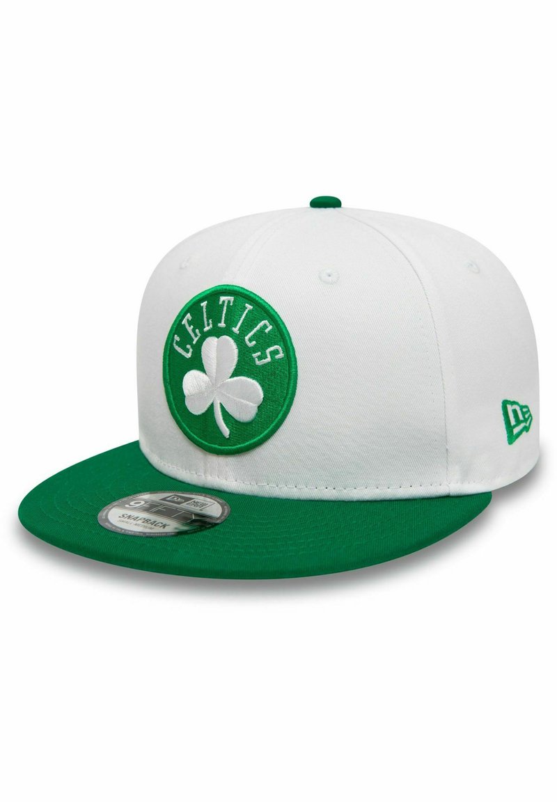 Weißer Hut mit grünem Schirm, mit gesticktem grünen und weißen "Celtics"-Logo und einem Kleeblatt. Snapback-Design.