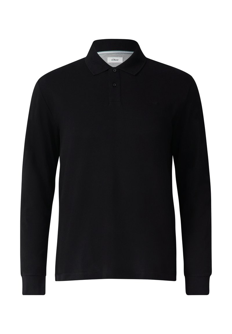 Schwarzes Langarm-Polohemd aus weichem Stoff mit klassischem Kragen, drei Knöpfen und gerippten Bündchen. Dezentes Logo auf der Brust.