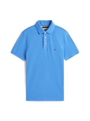 Lichtblauw poloshirt met korte mouwen, drie witte knopen, een kraag en een klein rechthoekig rood-wit-blauw logo op de borst.
