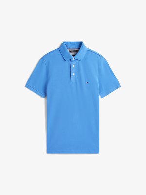 Lichtblauw poloshirt met korte mouwen, drie witte knopen, een kraag en een klein rechthoekig rood-wit-blauw logo op de borst.