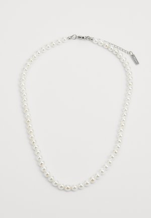 Collier en perles de culture composé d'un seul rang de perles blanches rondes, avec un fermoir en argent et une chaîne d'extension pour une longueur réglable.